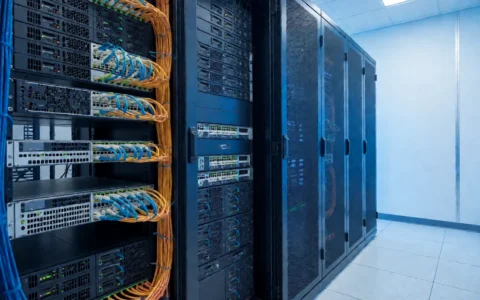 企业从双栈走向 IPv6 单栈：基础设施运维的收益、兼容性与迁移约束